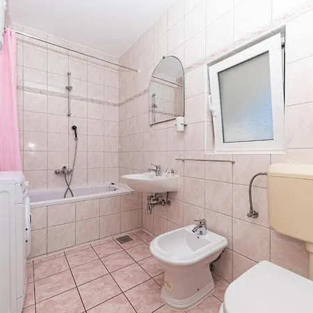 Apartmán 4 Bedroom Amazing In Okrug Donji *