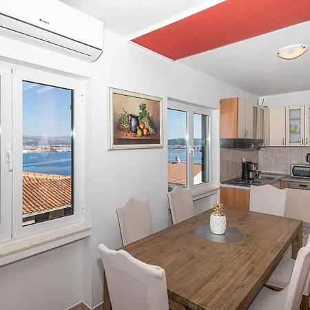4 Bedroom Amazing In Okrug Donji Apartmán *