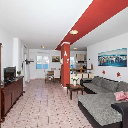 Apartmán 4 Bedroom Amazing In Okrug Donji