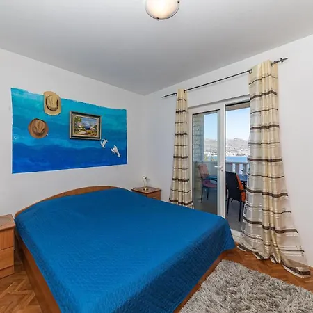 Apartmán 4 Bedroom Amazing In Okrug Donji *