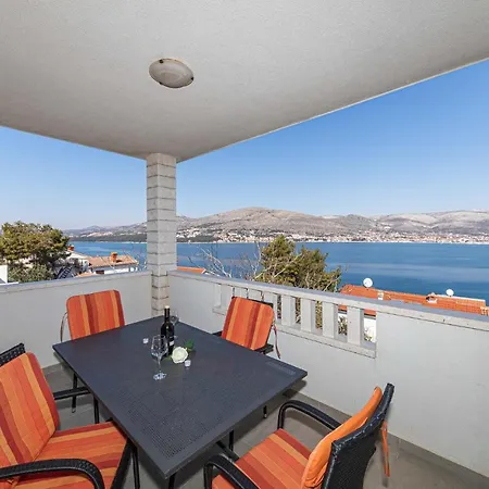 Apartmán 4 Bedroom Amazing In Okrug Donji Donji Okrug (Ciovo)