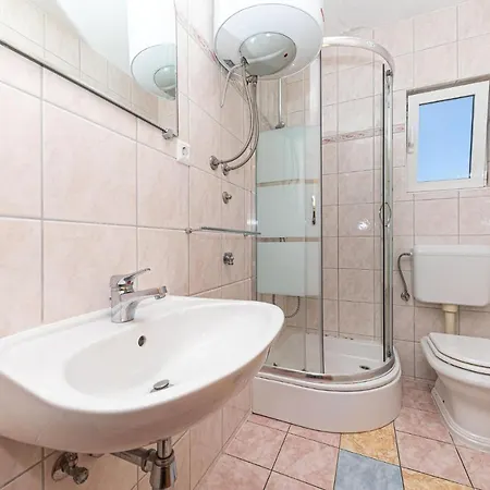 4 Bedroom Amazing In Okrug Donji Donji Okrug (Ciovo)