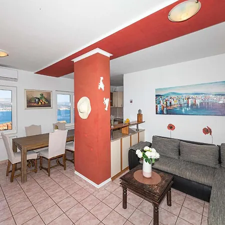4 Bedroom Beautiful In Okrug Donji * Donji Okrug (Ciovo)