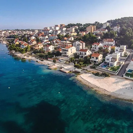 4 Bedroom Beautiful In Okrug Donji